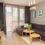 к's Living With Free Parking Апартаменты *