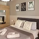 Апартаменты к's Living With Free Parking