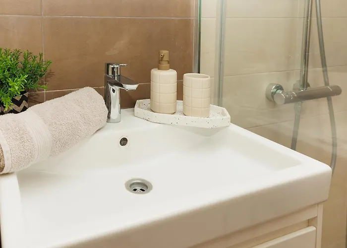 к's Living With Free Parking *