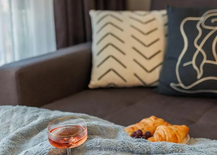 к's Living With Free Parking