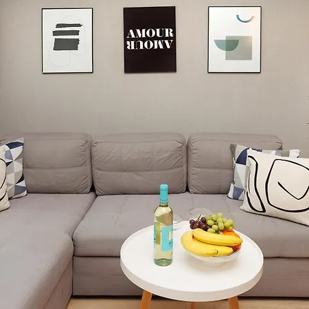 к's Living With Free Parking