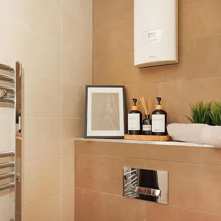 к's Living With Free Parking *