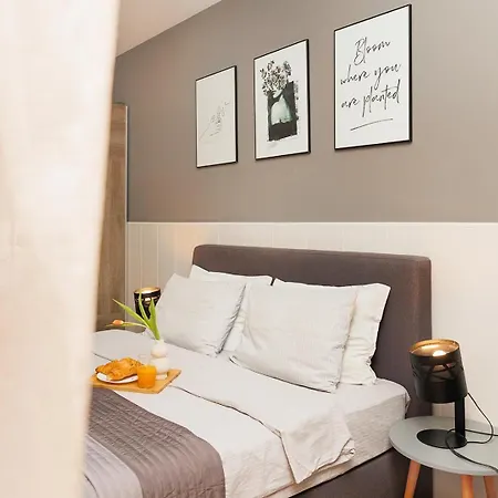 к's Living With Free Parking *