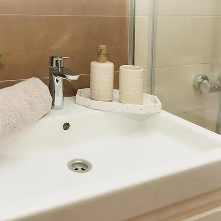 к's Living With Free Parking *