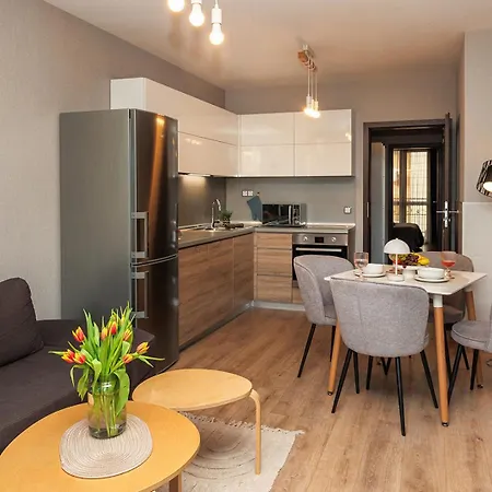 к's Living With Free Parking *