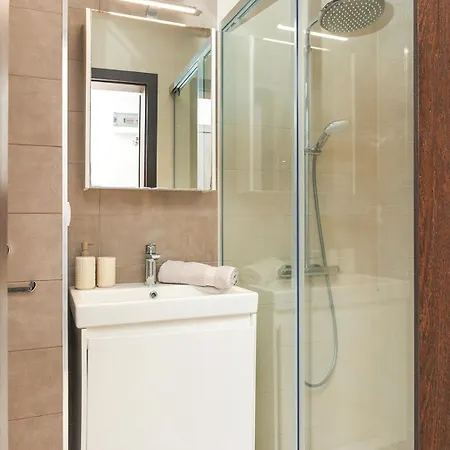 к's Living With Free Parking *