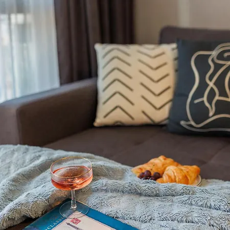 к's Living With Free Parking