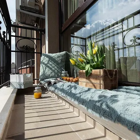 к's Living With Free Parking