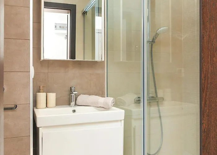 к's Living With Free Parking *